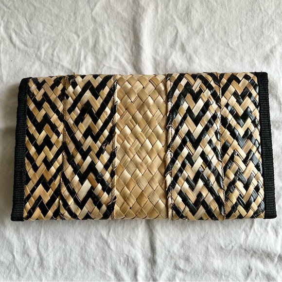 Ruth Smith / Handwoven Straw Clutch / Staniel Cay, Bahamas - Picture 3 of 8